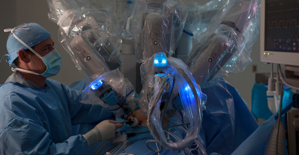 Surgeon using surgical robot